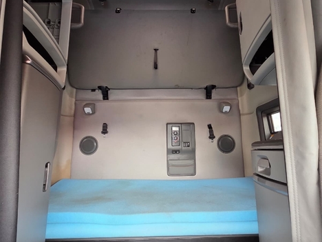 Vehicle photo thumbnail 12