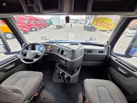 Vehicle photo thumbnail 11