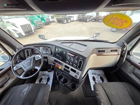 Vehicle photo thumbnail 9