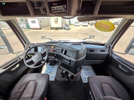 Vehicle photo thumbnail 11
