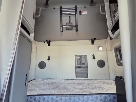 Vehicle photo thumbnail 12