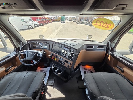 Vehicle photo thumbnail 11