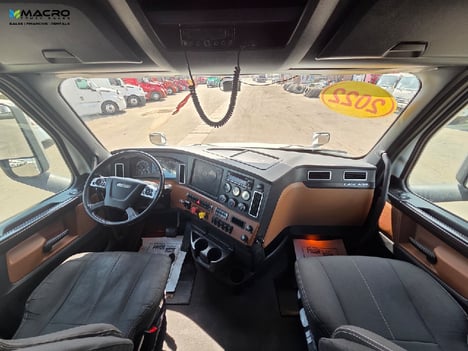 Vehicle photo thumbnail 11