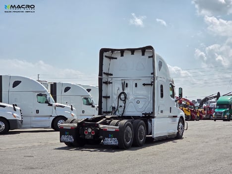 Vehicle photo thumbnail 6