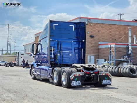 Vehicle photo thumbnail 4
