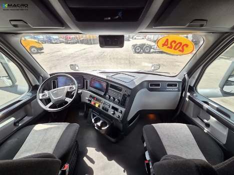 Vehicle photo thumbnail 11