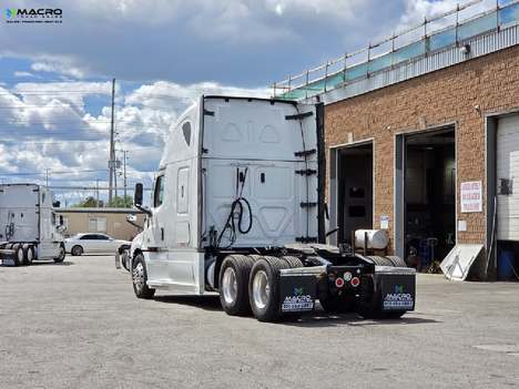 Vehicle photo thumbnail 4