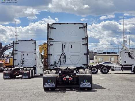 Vehicle photo thumbnail 5