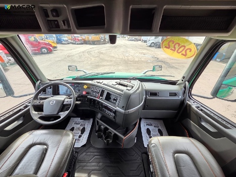 Vehicle photo thumbnail 11