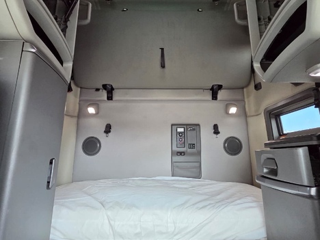 Vehicle photo thumbnail 12