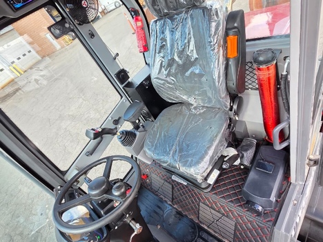 Vehicle photo thumbnail 4