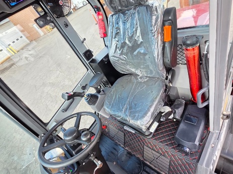 Vehicle photo thumbnail 4