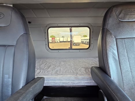 Vehicle photo thumbnail 12