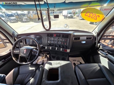 Vehicle photo thumbnail 11