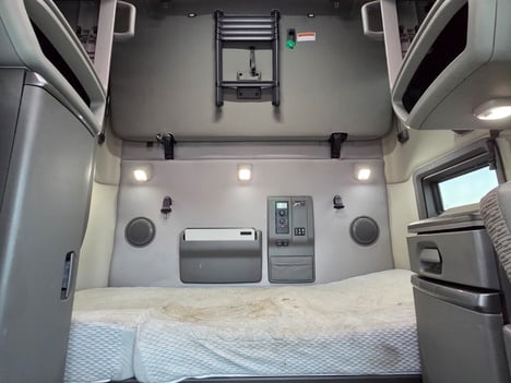 Vehicle photo thumbnail 12