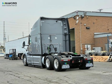 Vehicle photo thumbnail 4