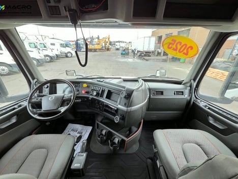 Vehicle photo thumbnail 11