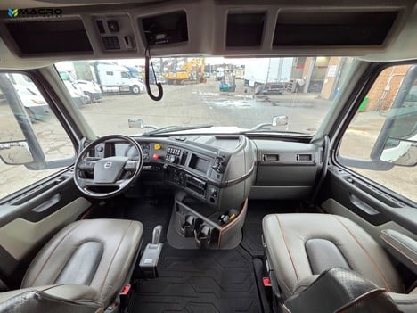Vehicle photo thumbnail 11