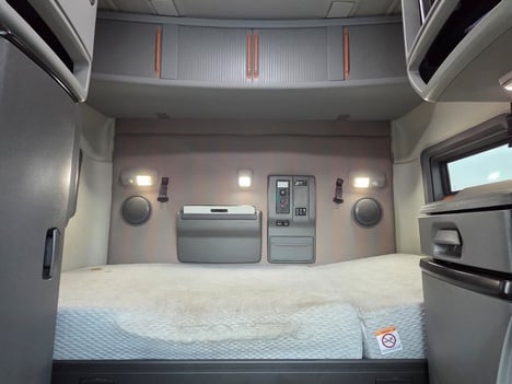 Vehicle photo thumbnail 12