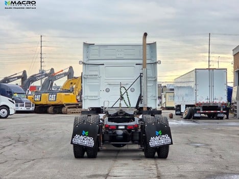 Vehicle photo thumbnail 5