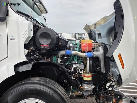 Vehicle photo thumbnail 9