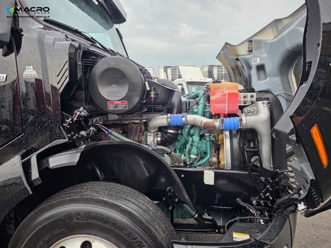Vehicle photo thumbnail 9