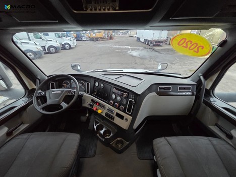 Vehicle photo thumbnail 11