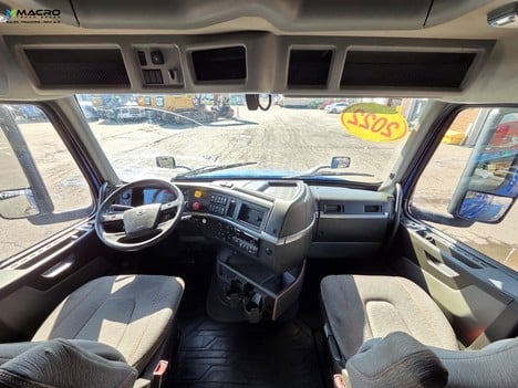 Vehicle photo thumbnail 11