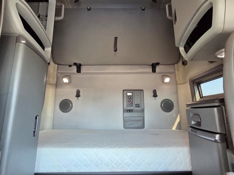 Vehicle photo thumbnail 12