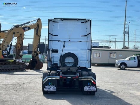 Vehicle photo thumbnail 5