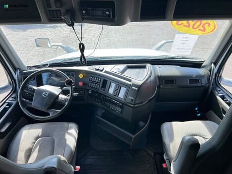 Vehicle photo thumbnail 8