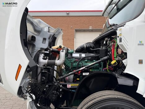 Vehicle photo thumbnail 10