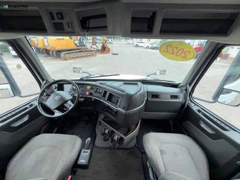 Vehicle photo thumbnail 11