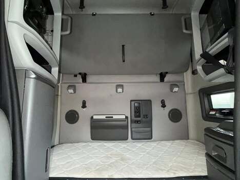 Vehicle photo thumbnail 12