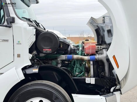 Vehicle photo thumbnail 9
