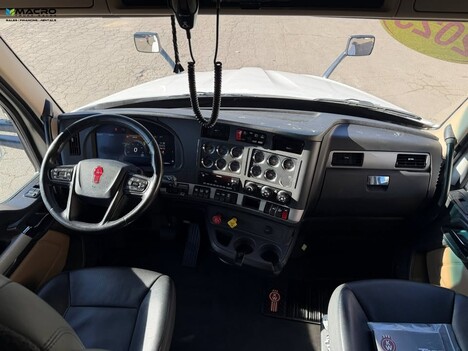 Vehicle photo thumbnail 11