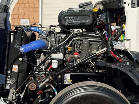 Vehicle photo thumbnail 9
