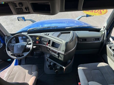 Vehicle photo thumbnail 11
