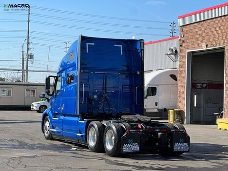 Vehicle photo thumbnail 4