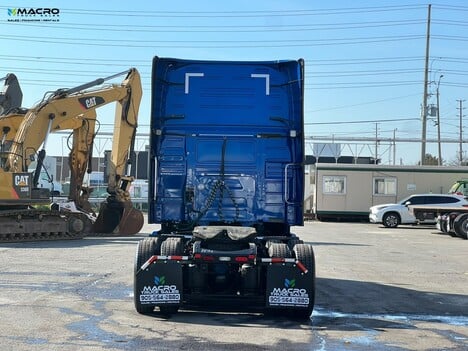 Vehicle photo thumbnail 5