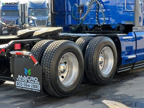 Vehicle photo thumbnail 8