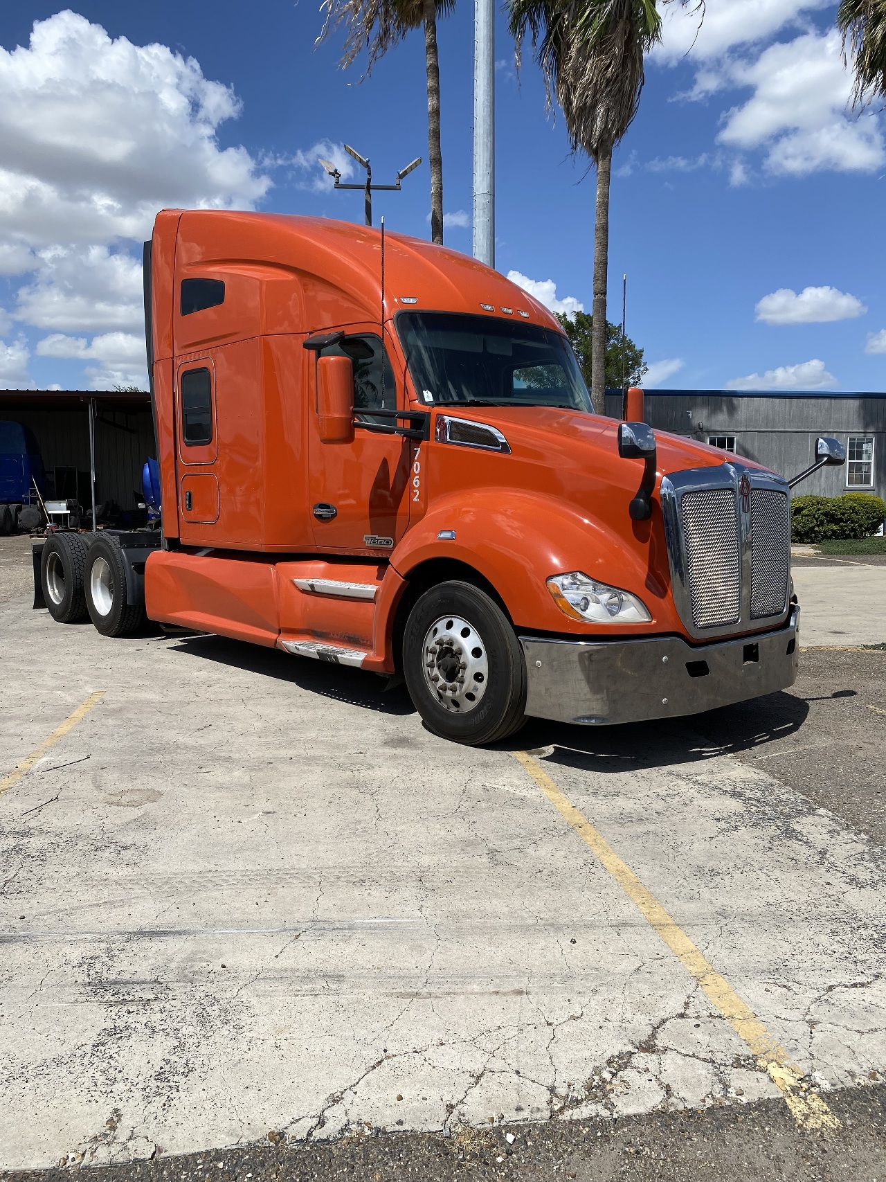 2019 KENWORTH T680 Tandem Axle Sleeper #1 2019 KENWORTH T680 Tandem Axle Sleeper #1