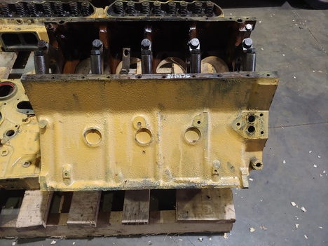 USED CAT 3208 CYLINDER HEAD TRUCK PARTS #13530