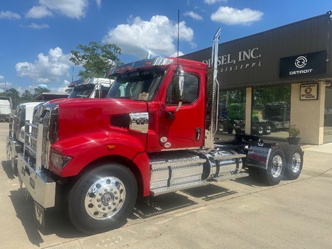 2027-western-star-49x-tandem-axle-daycab #1186