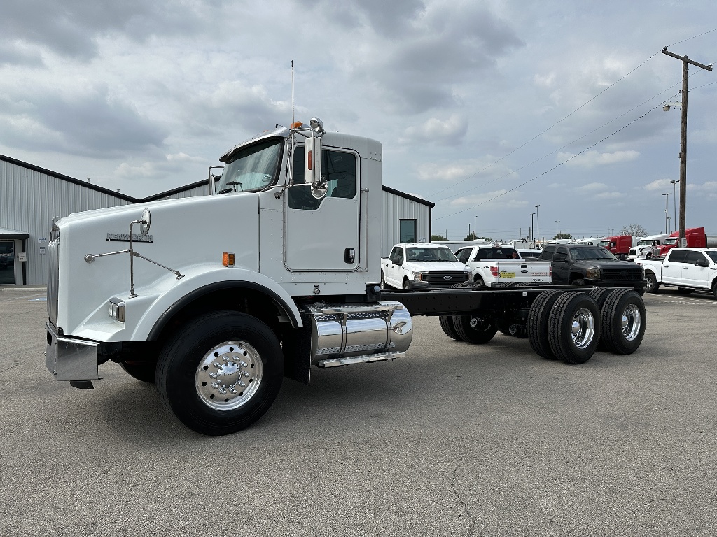 2013 KENWORTH T800 Cab Chassis Truck #1
