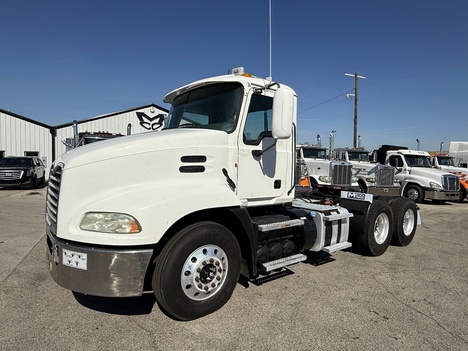 2013 MACK CXU613 Tandem Axle Daycab #3225