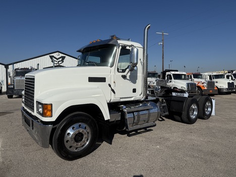 2014 MACK CHU613 Tandem Axle Daycab #3230