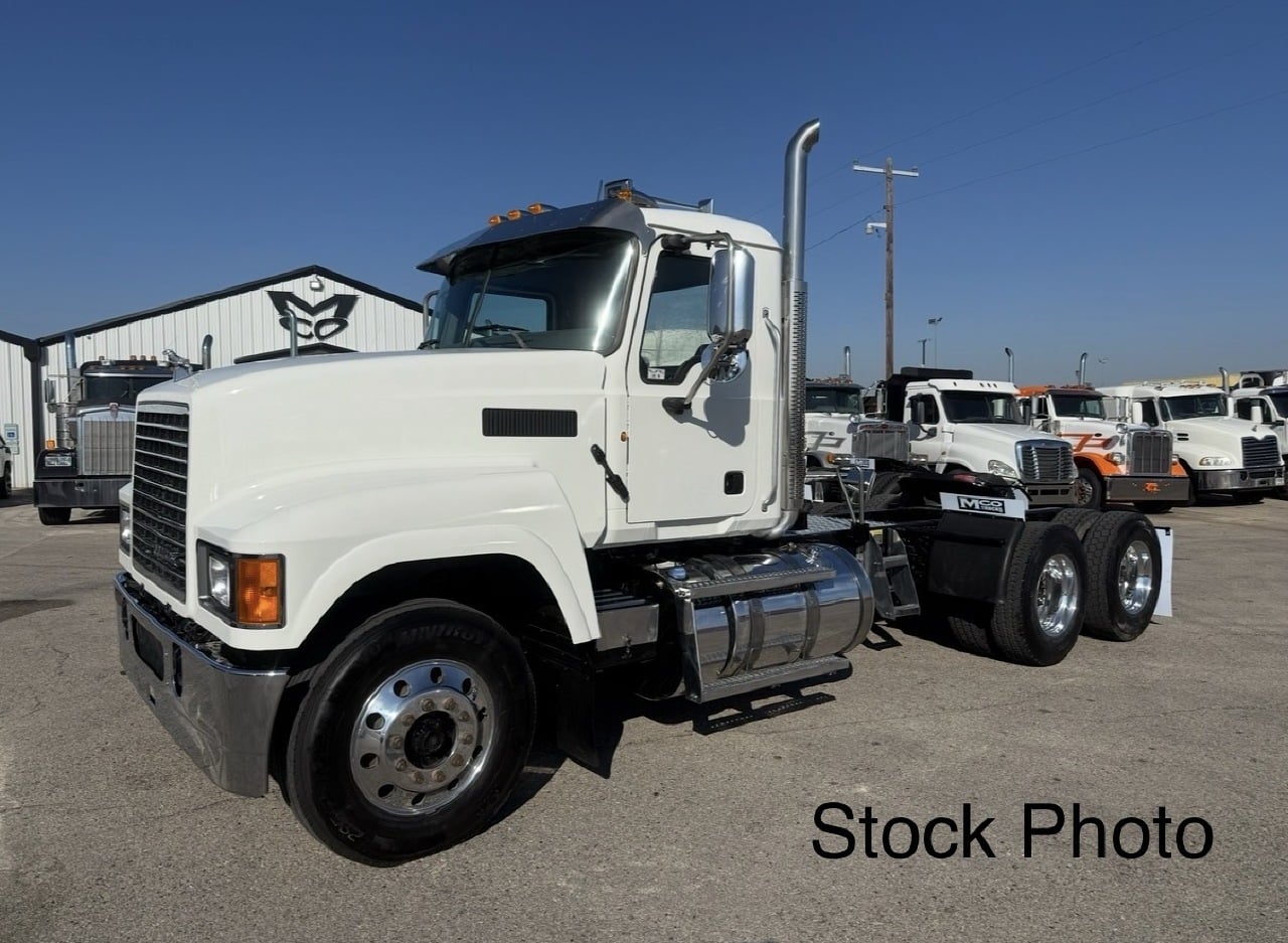 2014 MACK CHU613 Tandem Axle Daycab #1 2014 MACK CHU613 Tandem Axle Daycab #1