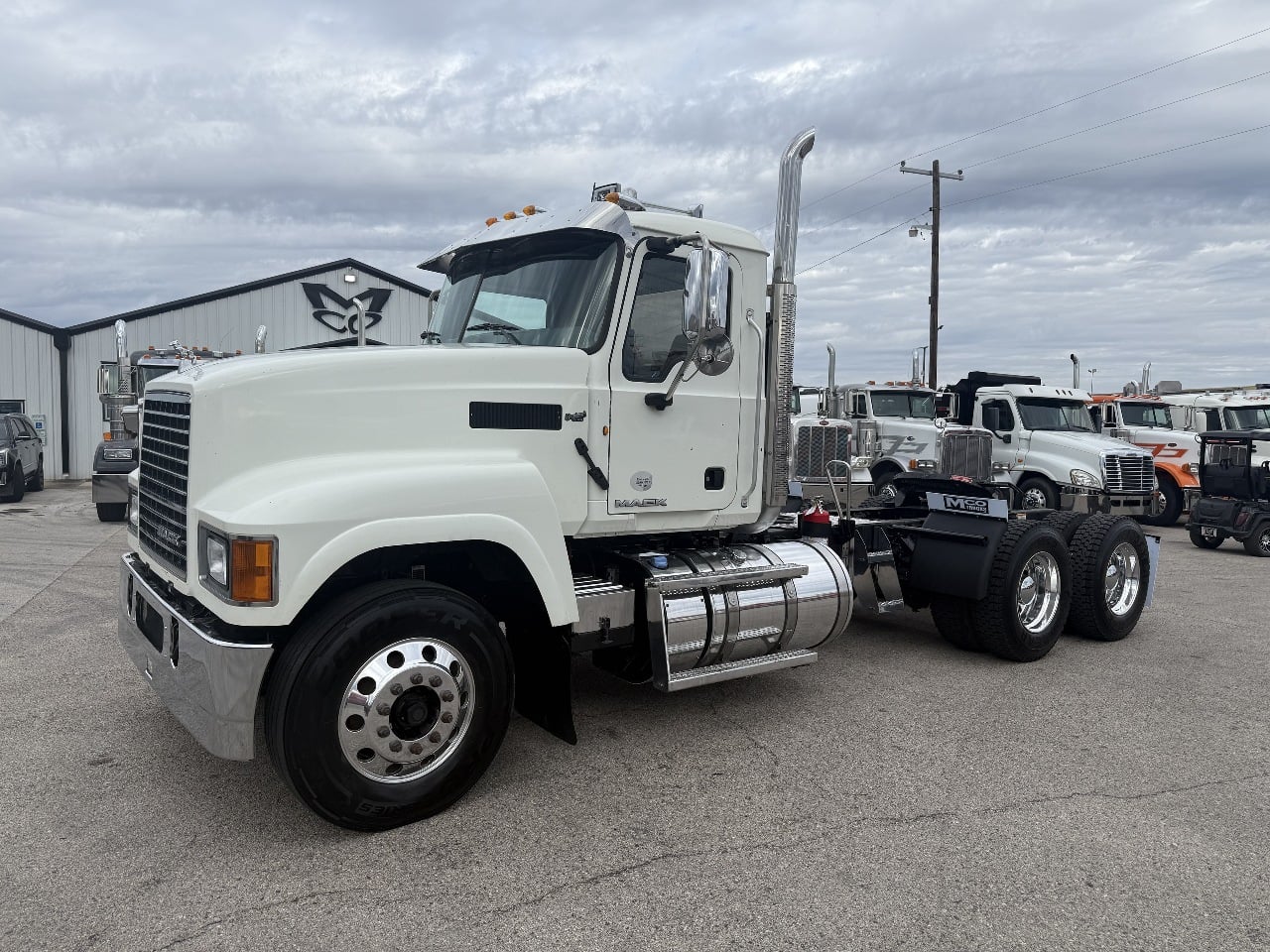 2014 MACK CHU613 Tandem Axle Daycab #1 2014 MACK CHU613 Tandem Axle Daycab #1