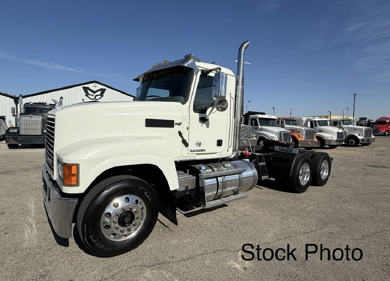 2013 MACK CHU613 Tandem Axle Daycab #1 2013 MACK CHU613 Tandem Axle Daycab #1